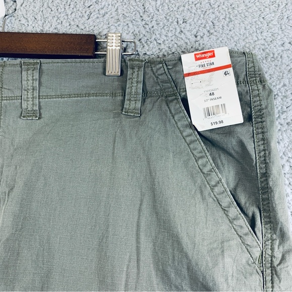 NWT Wrangler Cargo Shorts Men's Relaxed Fit Dark Army Green Size 48 Inseam 10" - Picture 3 of 13